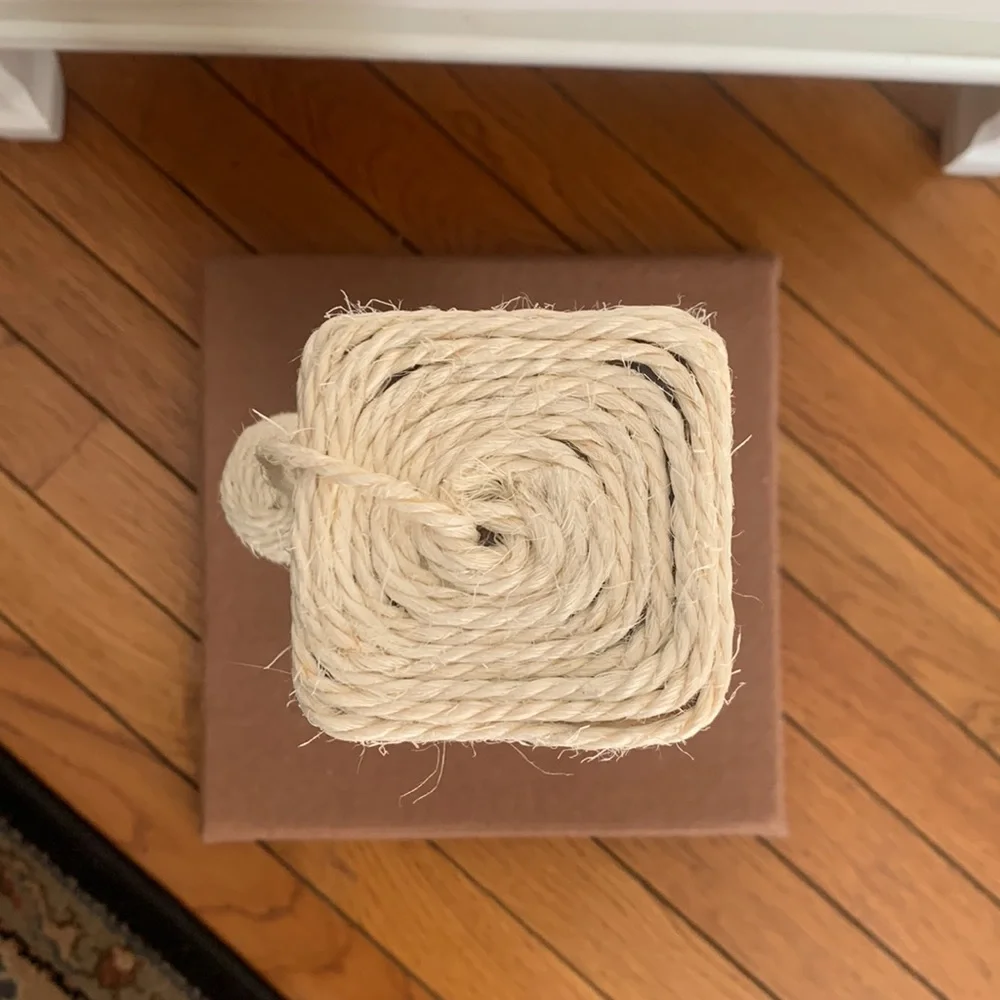 Scratching Post “Edgar”